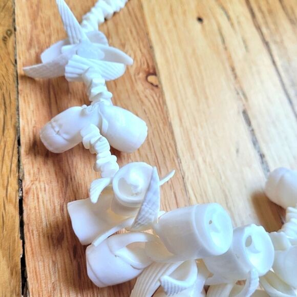 New! Gorgeous Neutral Shell Necklace, Great Gift! - Picture 2 of 5